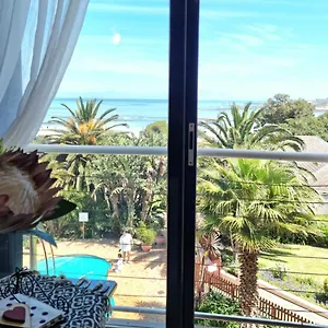 apartment-18-gordons-bay-beachfront.hotels-capetown.com/